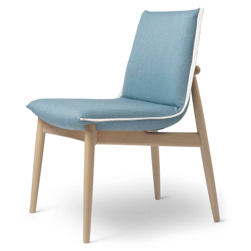 E004 Embrace Chair by Carl Hansen & Son - Additional Image - 3