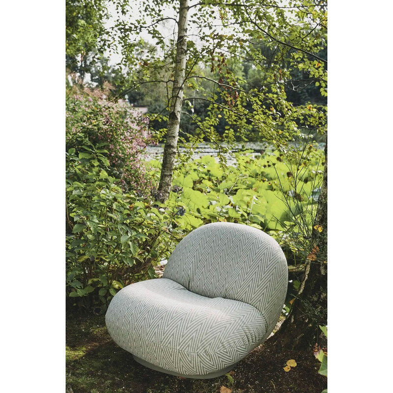 Pacha Lounge Chair Outdoor with armrest by Gubi - Additional Image - 6